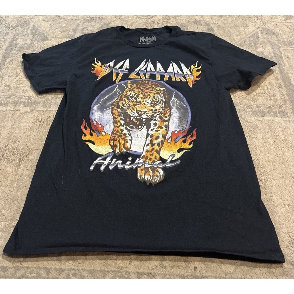 Def Leppard Rock Band Animal T-shirt Sz Medium Short Sleeve Shirt
